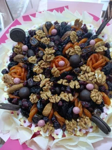 Фудбукеты из орехов и сухофруктов, чая и кофе, сладостей