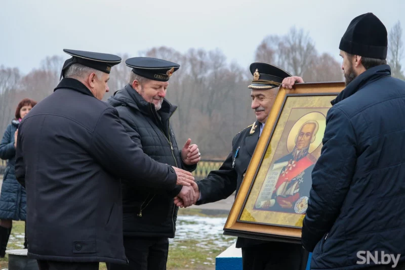 Ветераны ВМФ из Бобруйска подарили икону Федора Ушакова морякам из Светлогорска