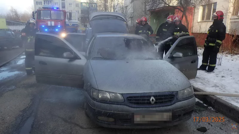 Автомобиль загорелся у жилого дома на улице 50 лет ВЛКСМ