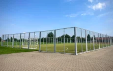 Большой теннис и мини футбольное поле около Ледового дворца.