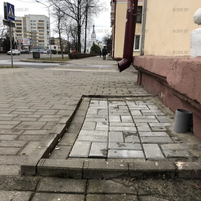 Кому нужна такая работа? Трудно было бордюр убрать.