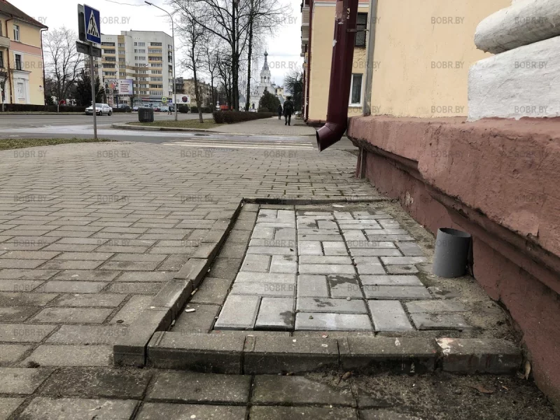 Кому нужна такая работа? Трудно было бордюр убрать.