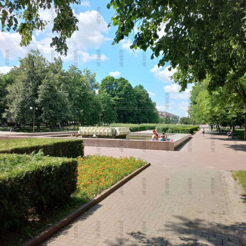 Полдень. Жара. Но город экономит на фонтане
