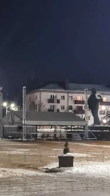  Установка сцены для новогодних празднеств