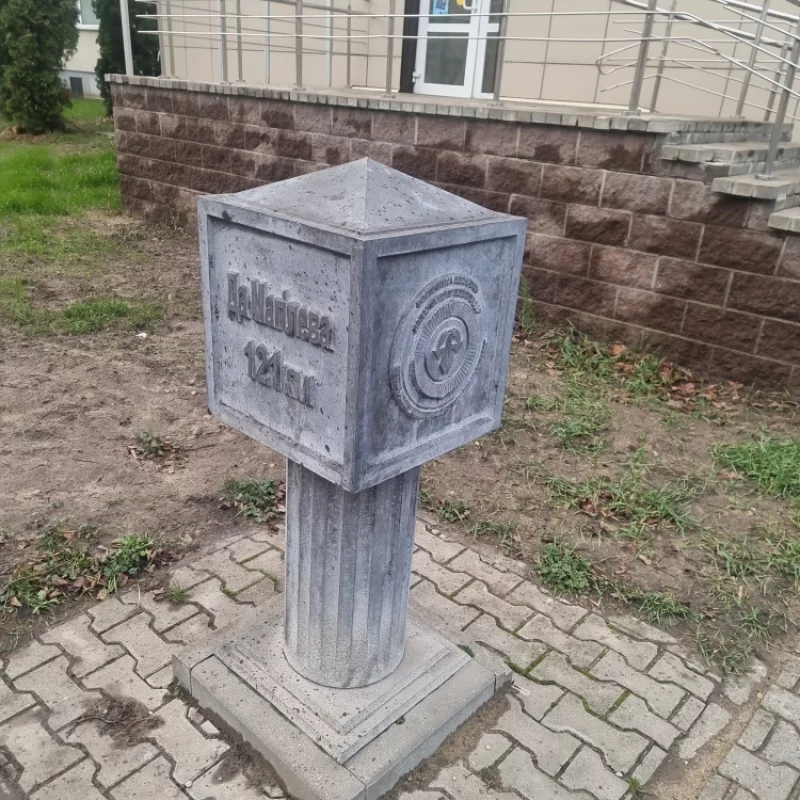 Это Малая архитектурная форма называется нулевой километр и обозначает центр города. Но если посмотреть по карте то это вовсе не центр города.