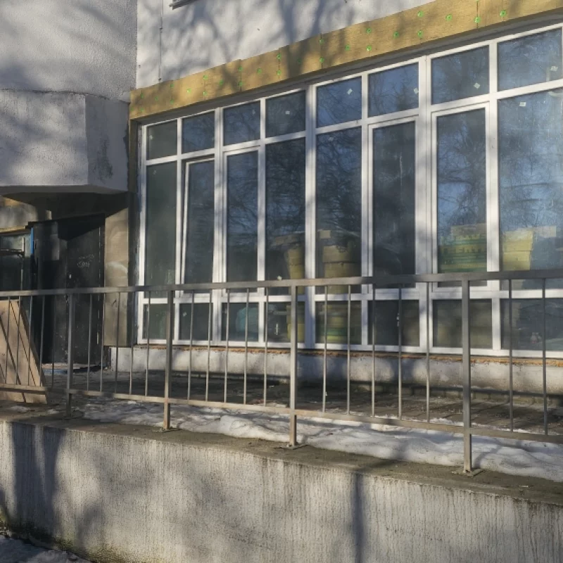 Уже штукатурят фасад бывших Хозтоваров