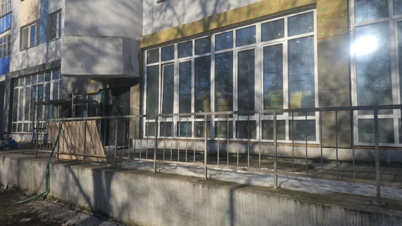 Уже штукатурят фасад бывших Хозтоваров