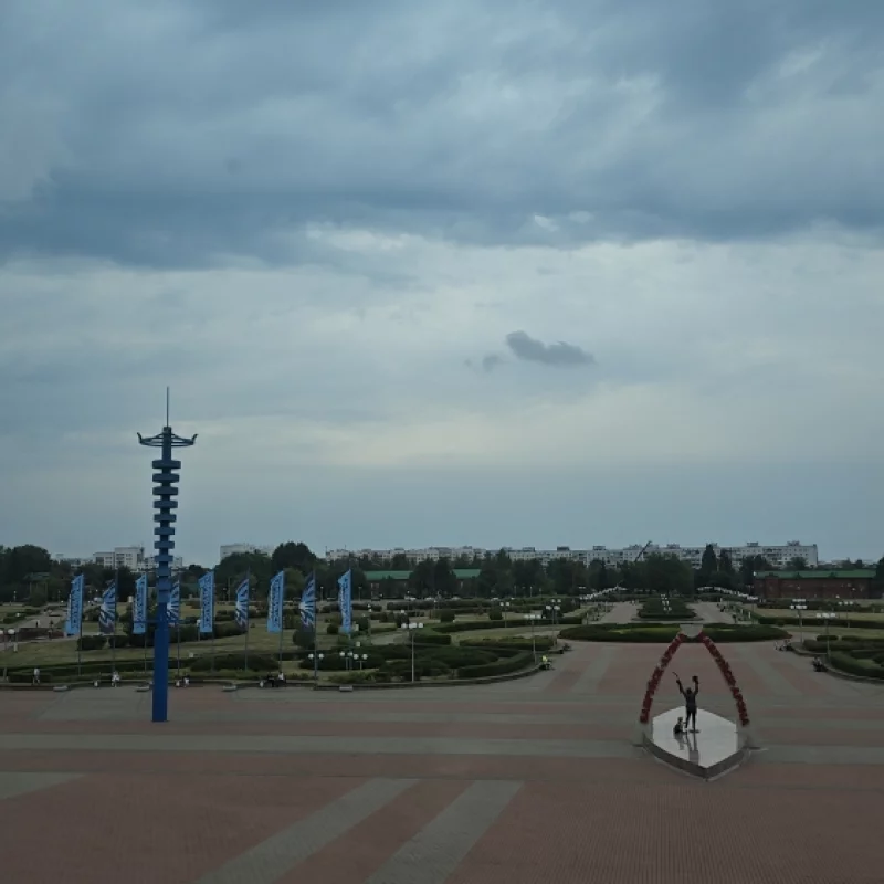 Памятник хоккеисту у ледового дворца