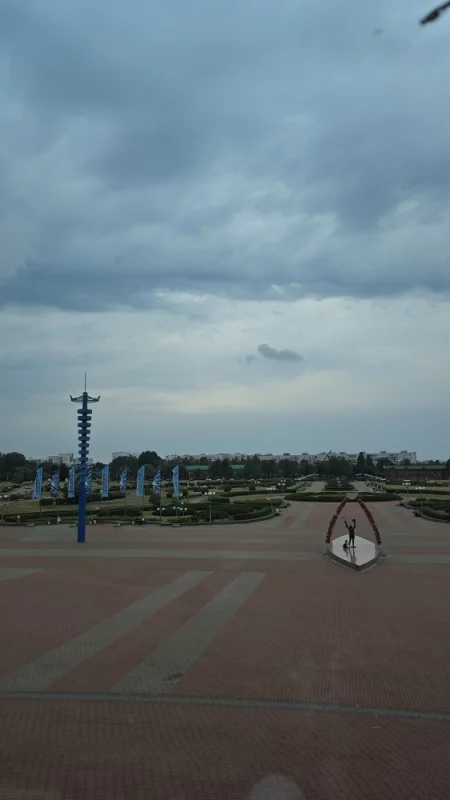 Памятник хоккеисту у ледового дворца