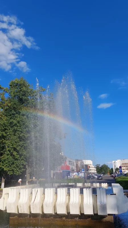 Красота в моменте???? Словили радугу у фонтана на Площади Ленина