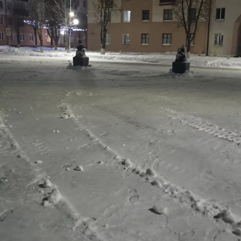 Интересное наблюдение, когда зима тёплая, тут обычно ставят каток. А почему в этом году не установили каток?