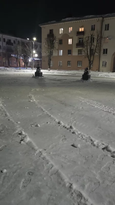 Интересное наблюдение, когда зима тёплая, тут обычно ставят каток. А почему в этом году не установили каток?