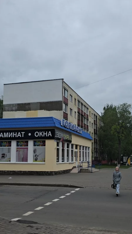 А это что, не хватило краски жёлтой на Центральной улице дом покрасить до конца? Никому Это глаз не мозолит?