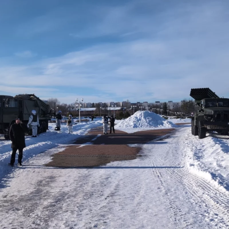 Возле Арены подогнали технику. Военные говорят, на 23 февраля будет выставка вообружений и каша