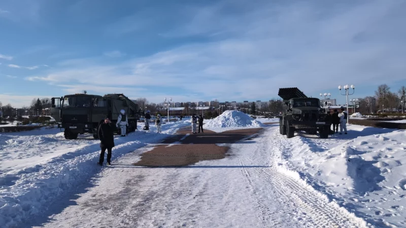 Возле Арены подогнали технику. Военные говорят, на 23 февраля будет выставка вообружений и каша