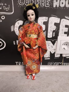 Фарфоровая кукла