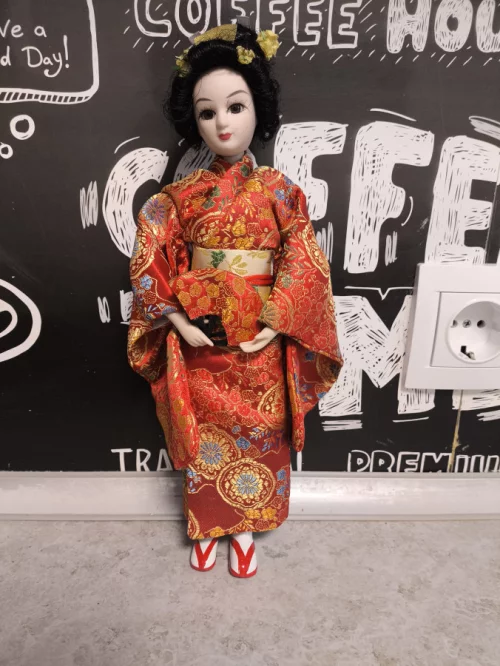 Фарфоровая кукла