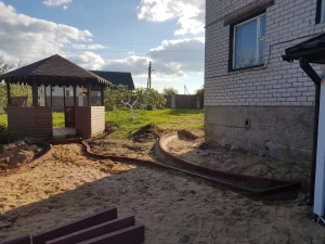 Мастера по укладке плитки и подсобники