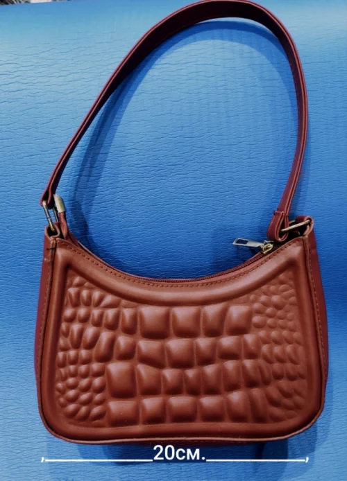 Женская сумка-багет бордового цвета.