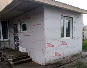 Зашубить фасад пристройки.