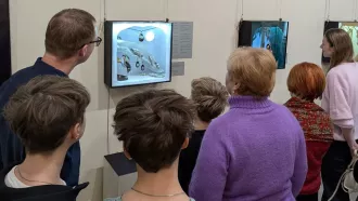 Древесина, смола и камни: в Бобруйске открылась выставка «Ювелирная Палитра»