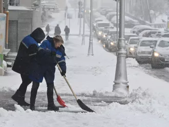 Более 4 тыс. работников ЖКХ убирают снег на улицах Беларуси