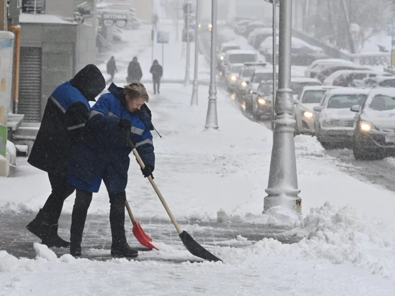Более 4 тыс. работников ЖКХ убирают снег на улицах Беларуси