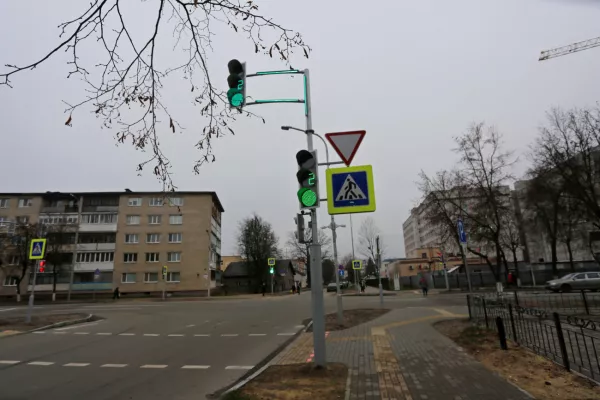 На оживлённом перекрёстке рядом с больницей СМП включили светофоры  