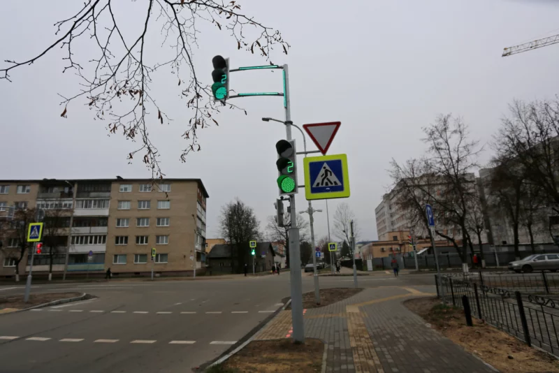 На оживлённом перекрёстке рядом с больницей СМП включили светофоры  