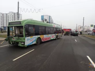 В Бобруйске троллейбус смял легковушку. Сотрудники МЧС спасли водителя