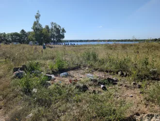 На бывшем месте отдыха на Березине близ Форштадта скапливается мусор. Фотофакт
