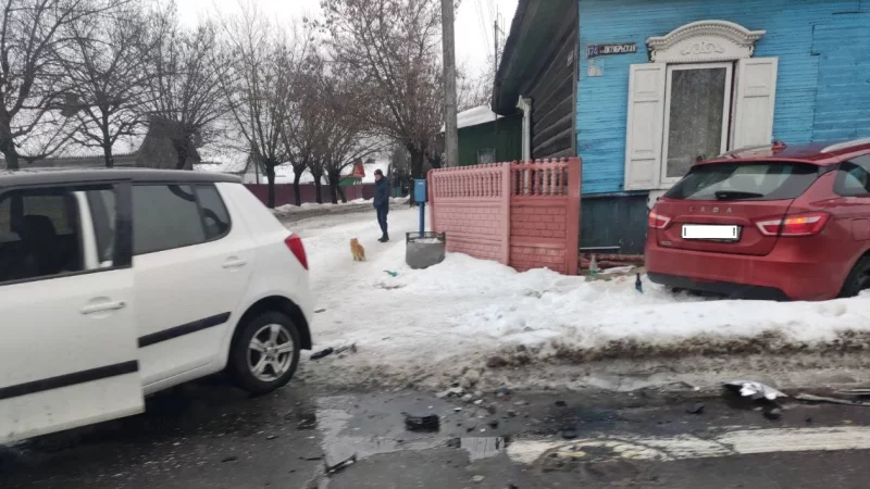 ДТП на аварийном перекрестке в Бобруйске: машина врезалась в забор