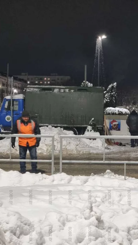 Заливка катка на площади в полном разгаре