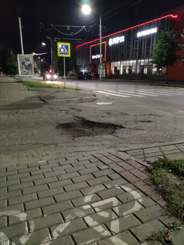 Одна из велосипедных дорожек города Бобруйска. Я где-то читала что господин Студнев любит езду на велосипеде. Теперь сомневаюсь, что он ездит на велосипеде.