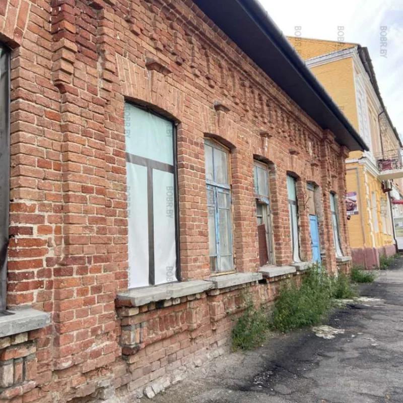 Центр города, а здание уже столько лет стоит разваленным 
