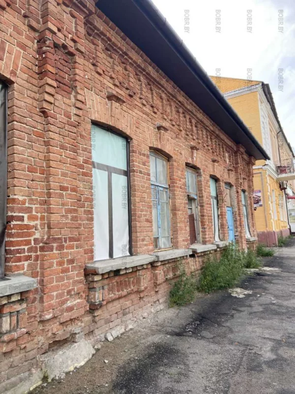 Центр города, а здание уже столько лет стоит разваленным 