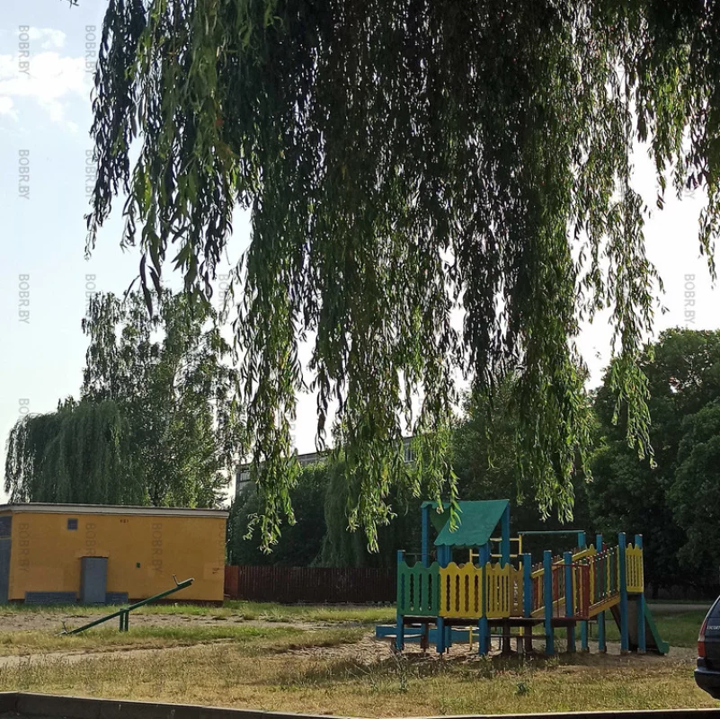Единственная нормальная детская площадка на ближайшие дворы. Все детки приходят сюда.