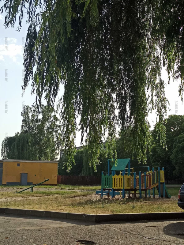 Единственная нормальная детская площадка на ближайшие дворы. Все детки приходят сюда.