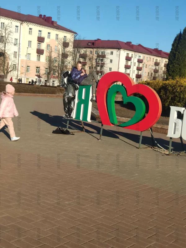 Лужачий протест на пл. Ленина или когда скамеечки очень удобные.