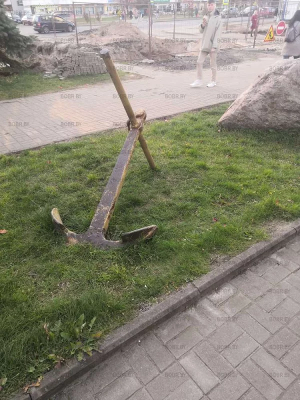 Вот такой вот якорь зачем-то на суше