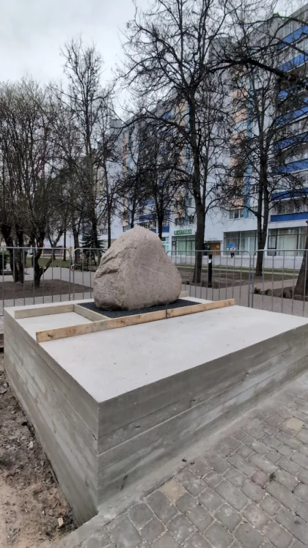 В Сквере дружбы какой-то новый памятник