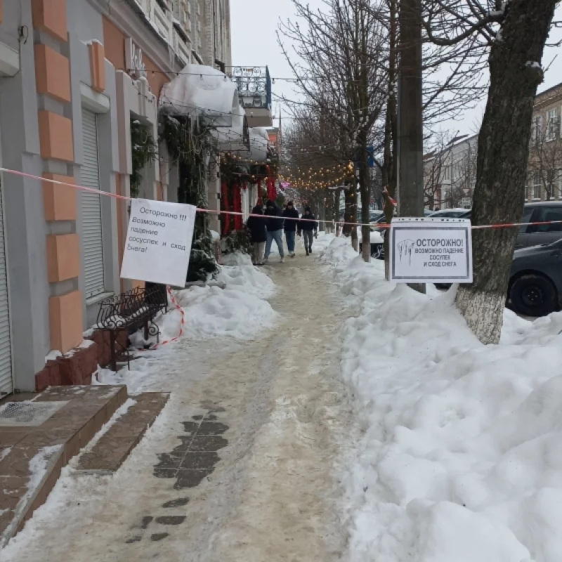 Конечно легче повесить бумажку, чем обеспечить удаление угрозы с крыши. но бумажка успешно оберегает крепкий сон \