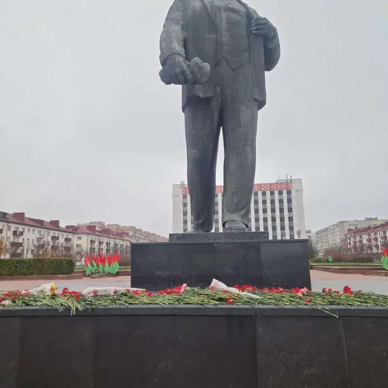 возле монумента Владимира Ильича Ленина лежат цветы
