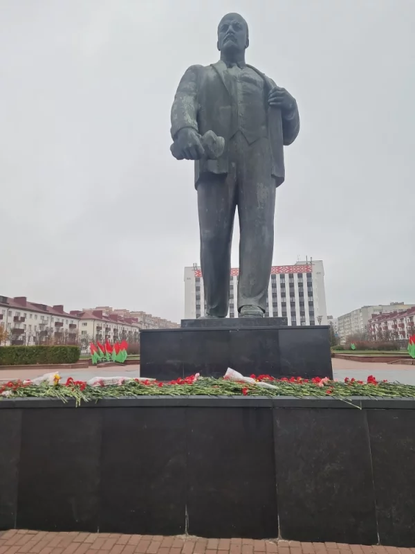 возле монумента Владимира Ильича Ленина лежат цветы