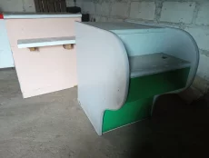 Торговые прилавки, кассовые тумбы, горки, морозильник
