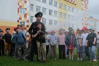 В бобруйской школе №35 спасатели МЧС рассказали детям о безопасности на воде и дали поуправлять пожарным оборудованием