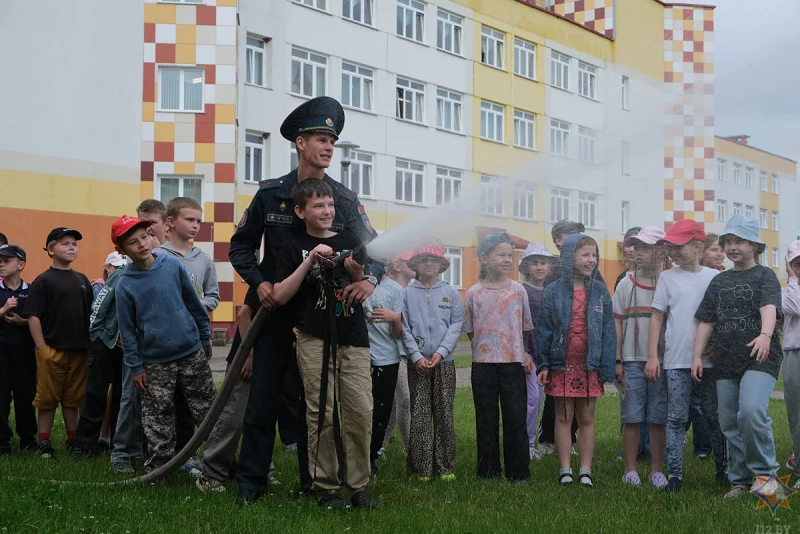 В бобруйской школе №35 спасатели МЧС рассказали детям о безопасности на воде и дали поуправлять пожарным оборудованием