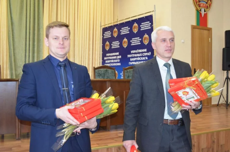 Цветы и сладкие подарки для женщин