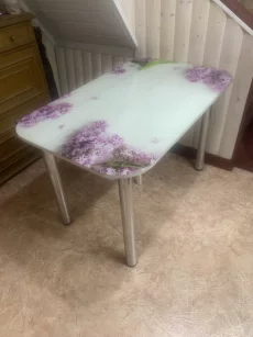 Стол со стеклянной столешницей