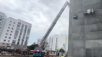 В Бобруйске спасатели МЧС спустили с высоты 19 метров двух строителей, застрявших между этажами строящегося дома